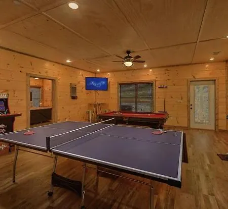 A Lodge At The Glades 12 Bedroom Cabin Private Indoor Pool Hot Tubs Game Rooms And Theater Room